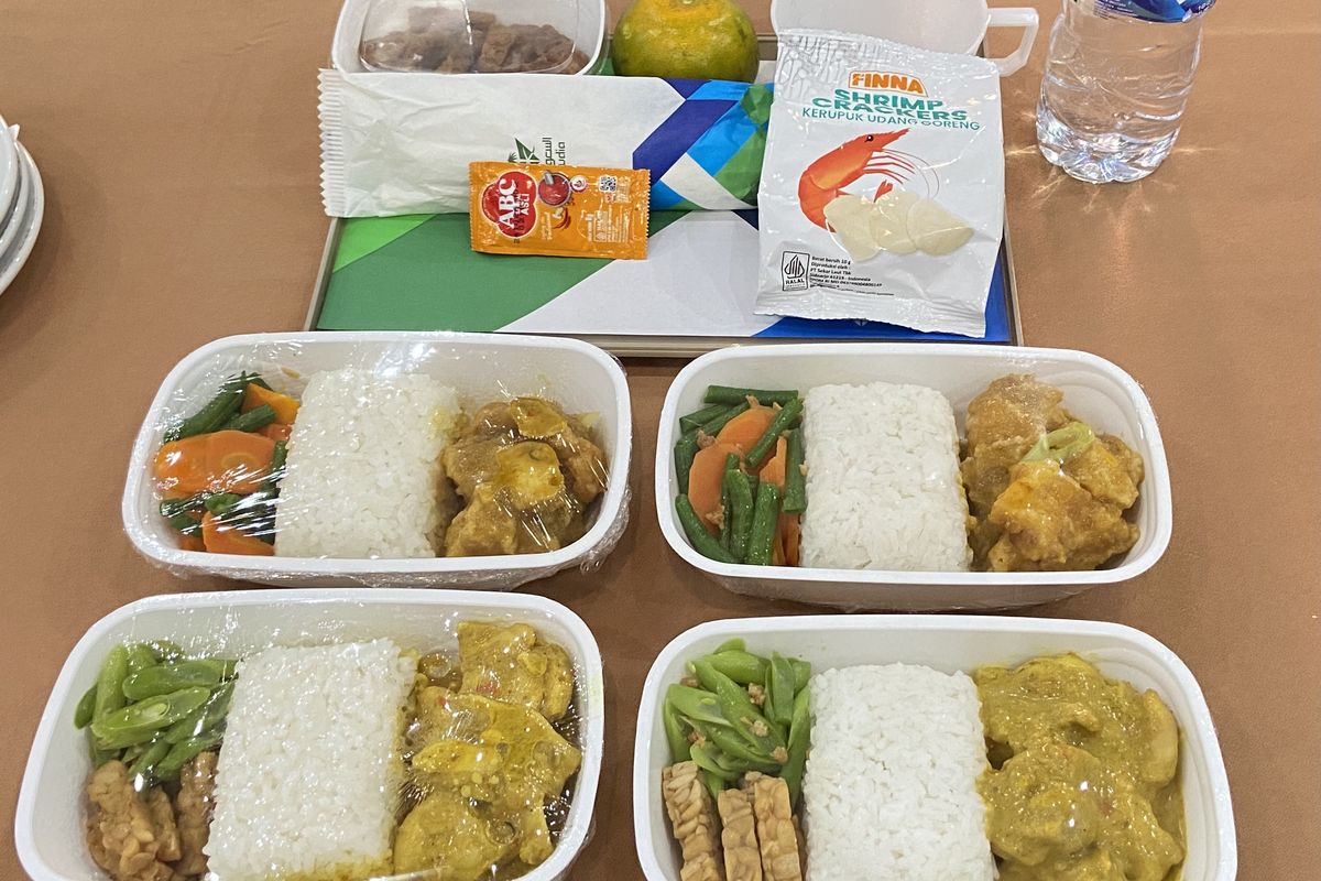 Intip Menu Makanan Jemaah Haji dari Surabaya di Pesawat: Ayam Bumbu Rujak hingga Nasi Goreng