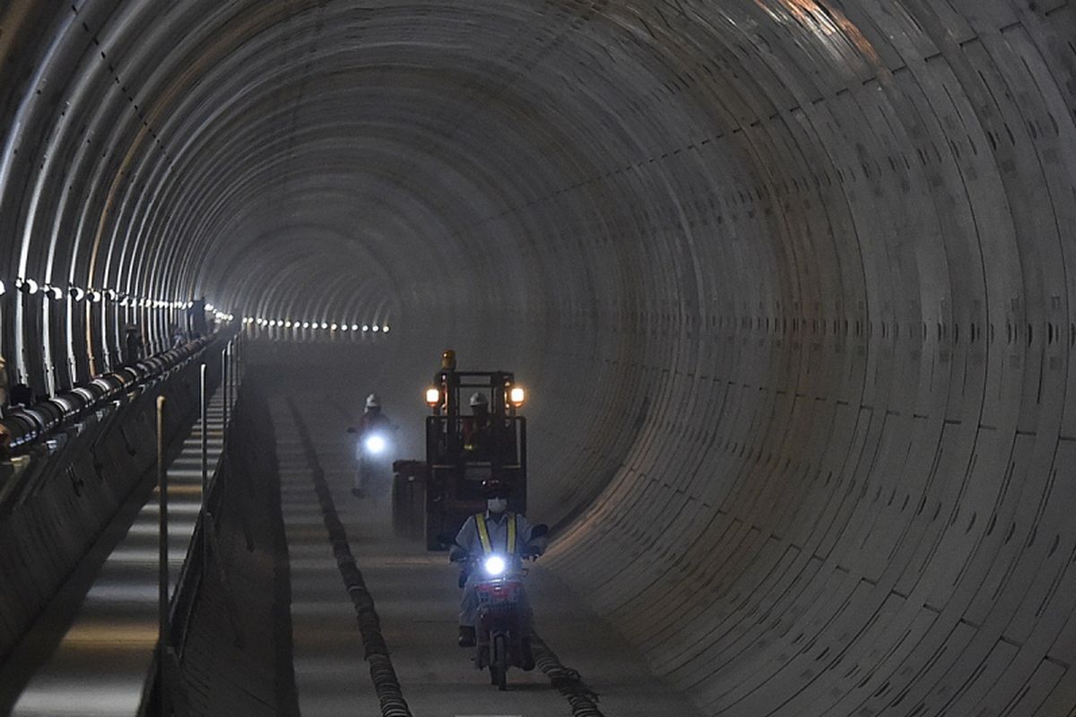 Petugas melansir material menggunakan forklift di Stasiun MRT Senayan, Jakarta, Senin (14/8/2017). Proyek MRT Jakarta memasuki tahap pemasangan rel dari Depo Lebak Bulus dan pada akhir 2017 tahap konstruksi akan mencapai 93 persen secara keseluruhan. ANTARA FOTO/Puspa Perwitasari/pd/17