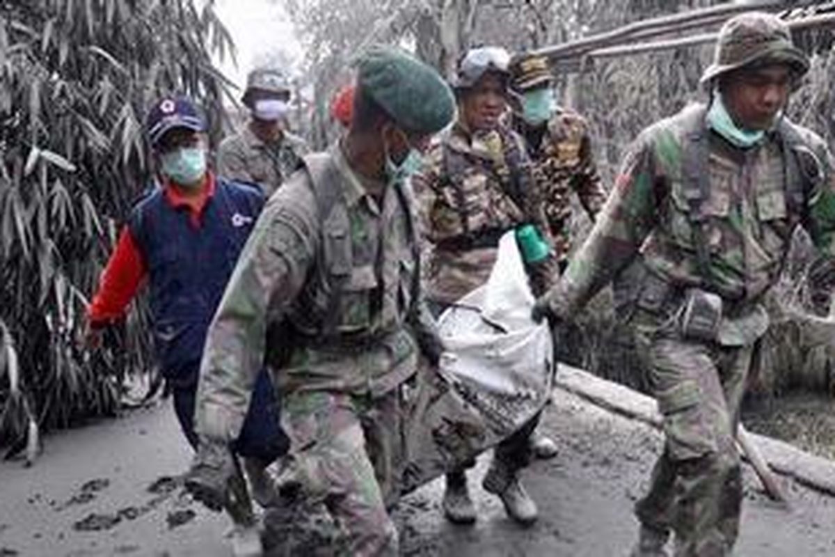 Jenazah korban wedhus gembel dievakuasi dari daerah Cangkringan, Jumat (5/11/2010).