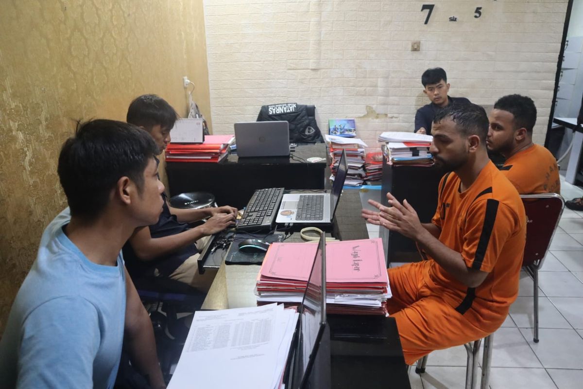 Dua Warga Negara Asing (WNA) asal Yaman berinisial ANSM (29 tahun) dan AG (26 tahun) mengenakan kaos tahanan berwaena oren saat tengah di periksa di Mapolresta Sukabumi.