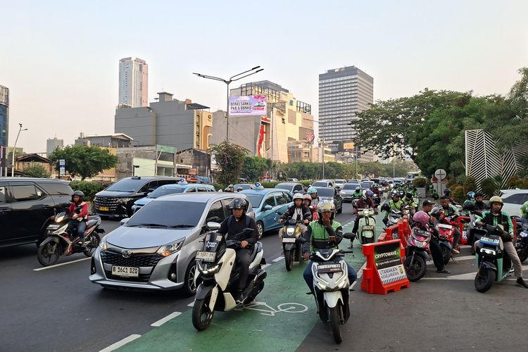 Kondisi Lalin Jalan Sudirman Jakpus Padat Jumat Sore, Tak Ada Massa Demo