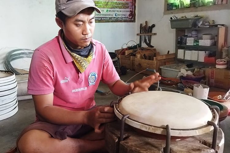 Perajin rebana, Arief Priyadi (35) asal Jalan Kyai Parseh Jaya, Kota Malang kebanjiran pesanan saat bulan Ramadhan ini.