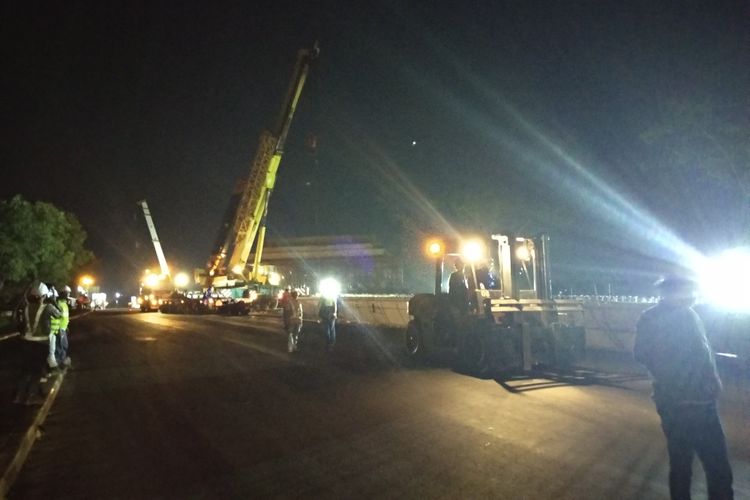 Proses pemasangan balok grider jembatan Jatiwaringin di KM 4 tol Jakarta Cikampek, Jumat (24/11/2017)