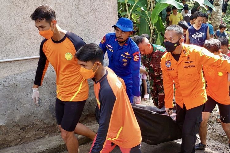 Evakuasi jasad korban yang diduga terseret arus banjir di Kecamatan Panjang, Bandar Lampung, Minggu (25/2/2024).