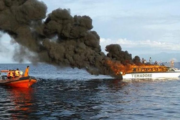 kapal cepat Temadore terbakar, beberapa menit setelah meninggalkan dermaga speedboat Ternate menuju Sofifi, Maluku Utara, Minggu (29/1/2017)