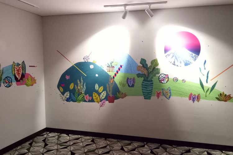 Dekorasi mural di Artotel Yogyakarta, karya Rara dan Putut yang tergabung dalam seniman Tempa. Dengan kombinaasi seni murni dan desain grafis, ia menuangkan kisah tentang gunung Merapi sebagai penyeimbang alam di Yogyakarta, bisa dilihat di lantai tiga.