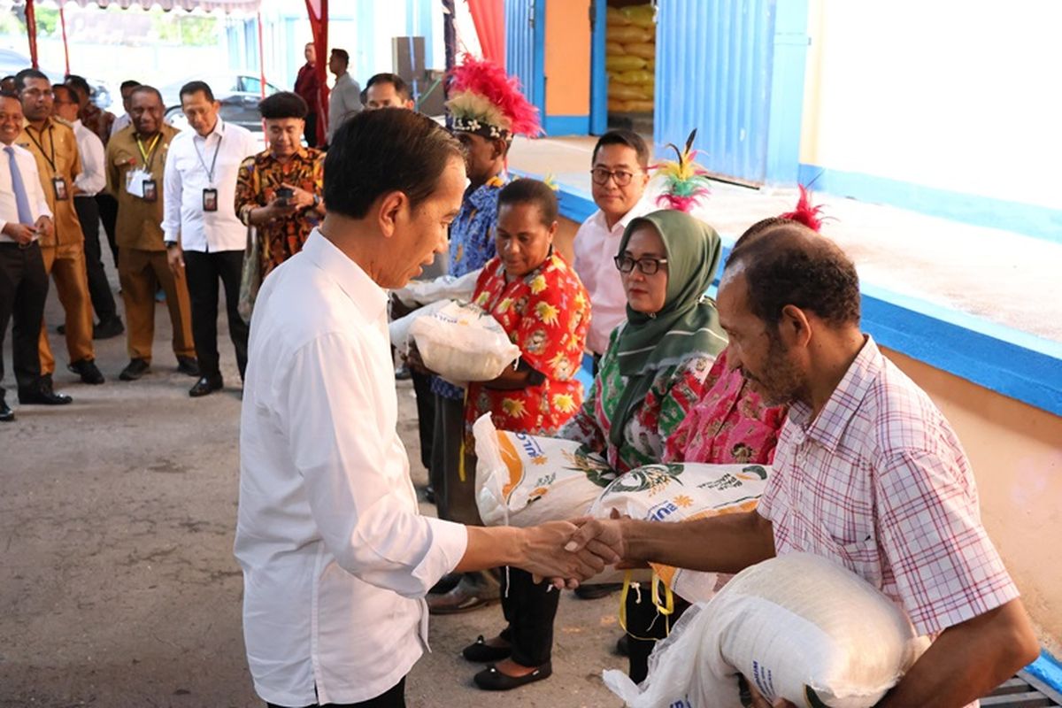 Presiden Jokowi memberikan langsung bantuan pangan beras tahap II kepada 1.000 keluarga penerima manfaat (KPM) di Gudang Bulog Mandala, Biak Numfor, Papua, Rabu (22/11/2023). 