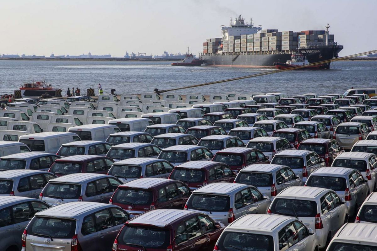 Deretan mobil yang siap diekspor diparkir di Terminal Mobil Tanjung Priok, Jakarta Utara, Jumat (13/4/2018). Menteri Perindustrian Airlangga Hartarto menargetkan, ekspor kendaraan komersial dapat menembus hingga 35.000 unit pada tahun 2018, meningkat dibanding tahun sebelumnya yang berada di angka 27.000 unit.