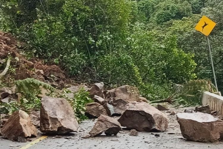 Hujan Deras Picu Longsor di Lembah Anai, Lalu Lintas Padang-Bukittinggi Lumpuh