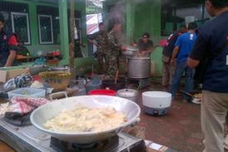 Tentara dari marinir beserta relawan menyiapkan makanan untuk para pengungsi dan relawan. Tiap kali masak, mereka menyediakan 1500-2500 bungkus makanan. 