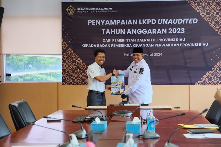 Bupati Siak Alfedri saat menyerahkan LKPD Unaudited Tahun Anggaran 2023 kepada Kepala Badan Pemeriksa Keuangan (BPK) Republik Indonesia (RI) Perwakilan Riau Jariatna, di Kantor BPK, Jalan Jenderal Sudirman, Pekanbaru, Rabu (27/3/2024).