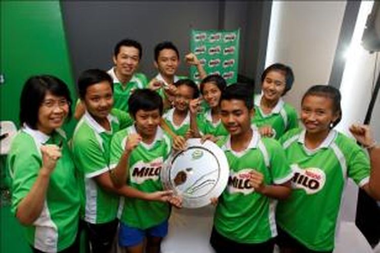 Para juara MILO School Competition bersama juara Olimpiade, taufik Hidayat dan Business Executive Manager Beverages Nestlé Indonesia Prawitya Soemadijo.