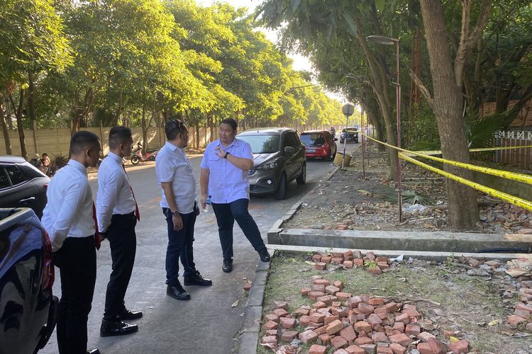 Polisi saat datangi lokasi ditemukanya potongan tubuh di Surabaya, Jumat (16/6/2023)