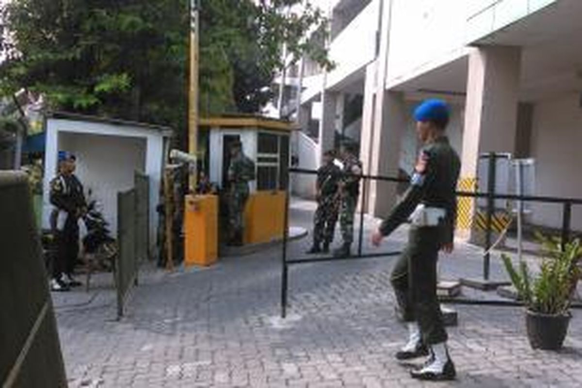 Bangunan Tebet Green, di Jalan MT Haryono, Jakarta Selatan telah disegel pada Kamis (23/7/2015) kemarin. Namun, hingga hari ini Jumat (24/7/2015), bangunan empat lantai itu masih dijaga puluhan personel tentara angkatan darat dari Yon Armed 10 Kostrad.
