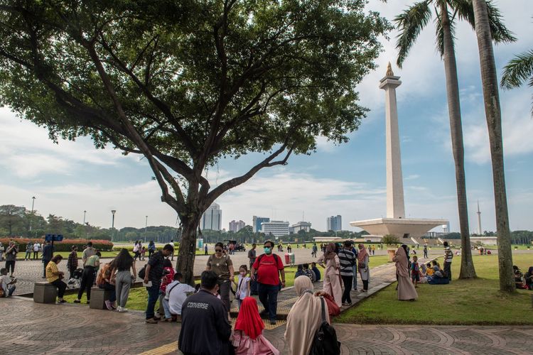 Sejumlah warga menikmati suasana di kawasan Monumen Nasional (Monas), Jakarta, Sabtu (18/6/2022).