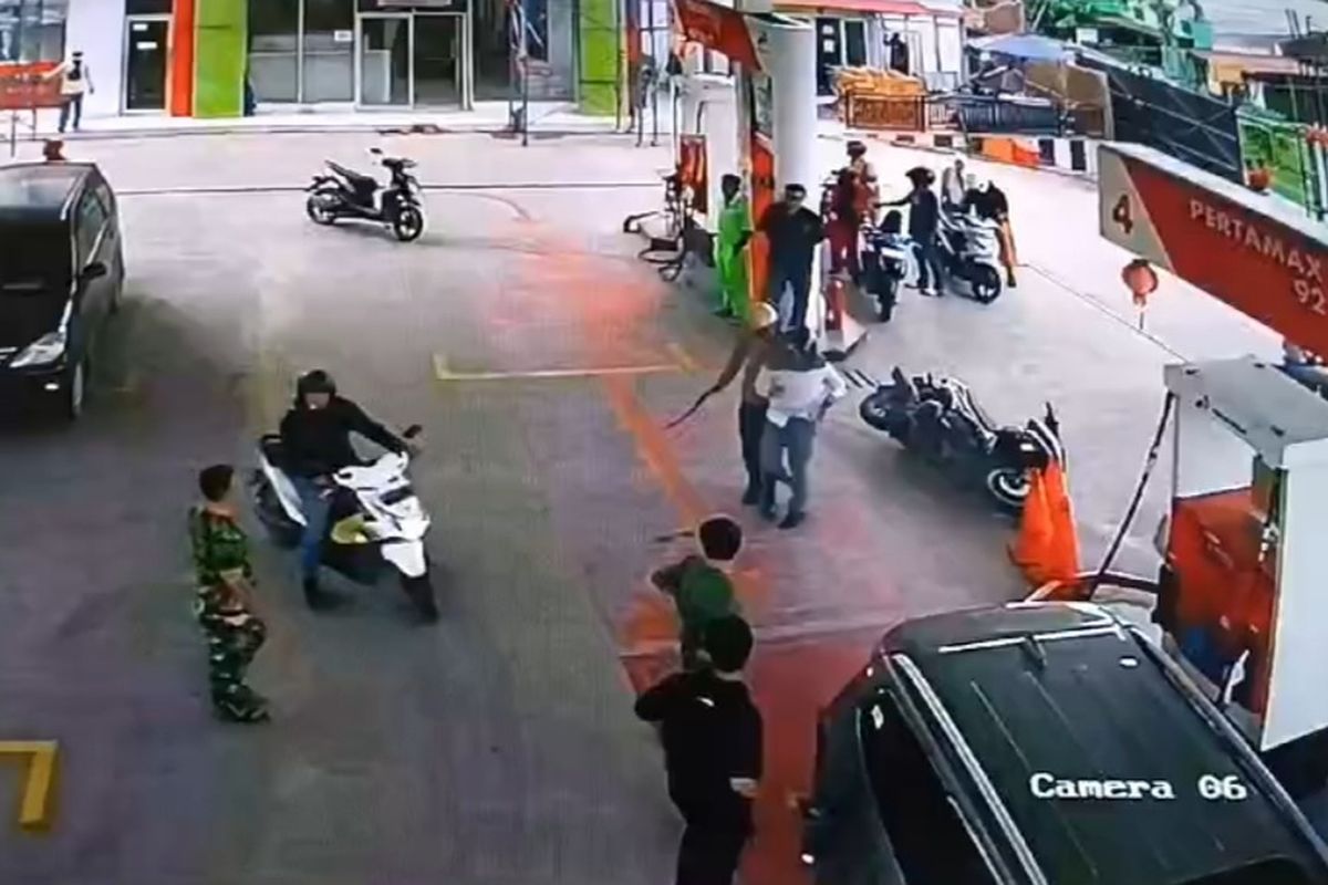 Seorang seorang personel kepolisian mengejar geng motor di SPBU yang beralamat di Jalan Tritura, Kecamatan Medan Johor, Kota Medan pada Senin (20/1/2025), viral di media sosial. 