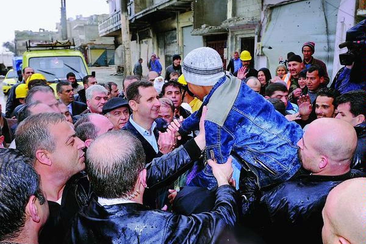 Presiden Suriah Bashar al-Assad disambut pendukungnya dalam kunjungan ke distrik Bab al-Amr, Homs, Selasa (27/3), yang sebelumnya menjadi basis perlawanan kelompok antipemerintah. Kepada warga, Assad menjanjikan permukiman itu akan dibangun kembali dan kehidupan akan kembali normal.