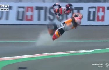 Pebalap Repsol Honda Team Marc Marquez jatuh saat sesi pemanasan MotoGP di Pertamina Mandalika International Street Circuit, Lombok Tengah, NTB, Minggu (20/3/2022). Kecelakaan ini untuk yang keempat kalinya dialami Marc Marquez di MotoGP Mandalika.