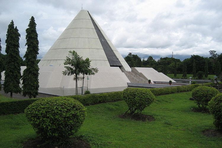 Tempat wisata bernama Monumen Jogja Kembali atau Monjali di Yogyakarta (http://www.slemankab.go.id/).