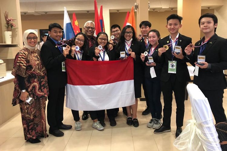 Tim Indonesia terdiri dari siswa SMA dan SMP, salah satunya cucu Presiden ke-4 RI Abdurrahman Wahid (Gus Dur), dari berbagai wilayah di Indonesia berhasil menyabet 1 medali emas, 3 medali perak dan 3 medali perunggu dalam International Conference of Young Social Scientists (ICYSS) 2019.