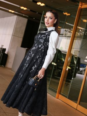 Tasya Farasya tampil elegan dengan gaun couture hitam-putih saat mewawancarai Meryl Streep dan Anne Hathaway, penuh detail klasik modern.
