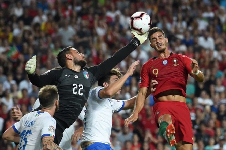 Andre Silva dan Gianluigi Donnarumma berebut bola di udara saat Portugal vs Italia pada laga UEFA Nations League di Estadio da Luz, 10 September 2018. 