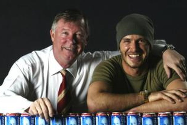 Mantan pelatih Manchester United, Sir Alex Ferguson (kiri) bersama David Beckham. 