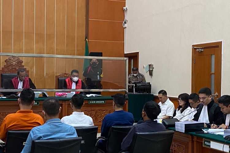 Sebanyak lima saksi dihadirkan dalam persidangan AKBP Dody Prawiranegara, Kompol Kasranto, dan Linda Pudjiastuti di PN Jakarta Barat, Jumat (17/2/2023). Para terdakwa terlibat dalam kasus peredaran narkotika jenis sabu yang dikendalikan Irjen Teddy Minahasa.