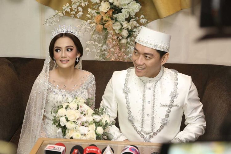 Ifan Seventeen dan Citra Monica akhirnya resmi menggelar acara pernikahan mereka di Hotel Pullman, Jakarta Barat, pada Sabtu (29/5/2021).