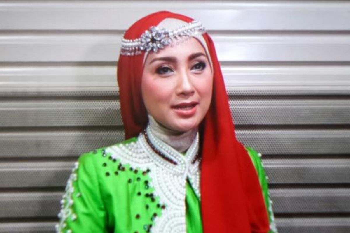 Vokalis dan pembawa acara, Desy Ratnasari saat ditemui di Sportmall, Kelapa Gading, Jakarta Utara, Minggu (12/6/2016).