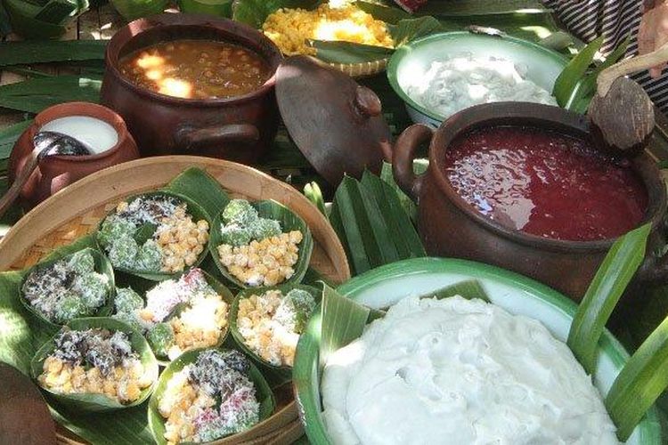Jenang sapar sebagai tradisi untuk merayakan Bulan Safar, termasuk di Kampung Karamba, Kelurahan Ditotrunan, Lumajang.
