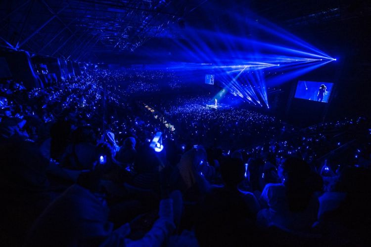 Lautan cahaya biru dalam konser WINNER yang bertajuk Everywhere Tour di Tennis Indoor Senayan, Jakarta, Sabtu (17/11/2018) malam
