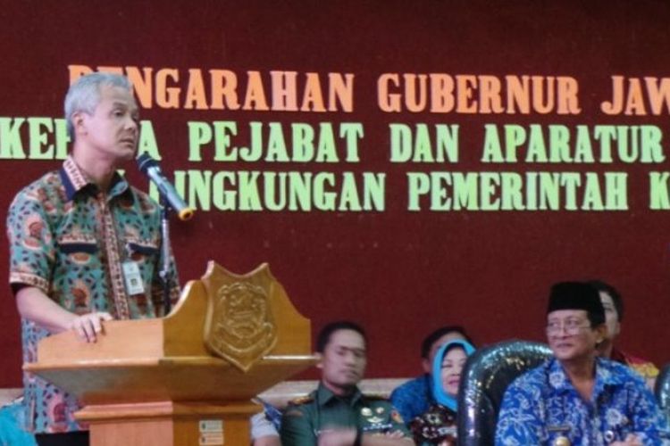 Gubernur Jawa Tengah Ganjar Pranowo memberikan pengarahan kepada ratusan ASN Kota Tegal di Ruang Adipura Kompleks Balai Kota Tegal, Kamis (31/8/2017). 