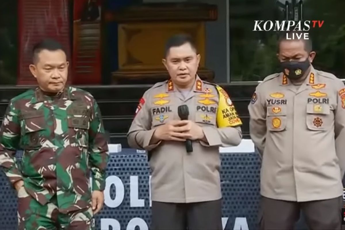 Kapolda Metro Jaya Irjen Pol Fadil Imran (kanan) dan Pangdam Jaya Mayjend TNI Dudung Abdurachman (kiri) saat konferensi pers terkait penyerangan simpatisan pemimpin FPI Rizieq Shihab terhadap polisi. Konferensi pers digelar di Markas Polda Metro Jaya, Senin (7/12/2020).