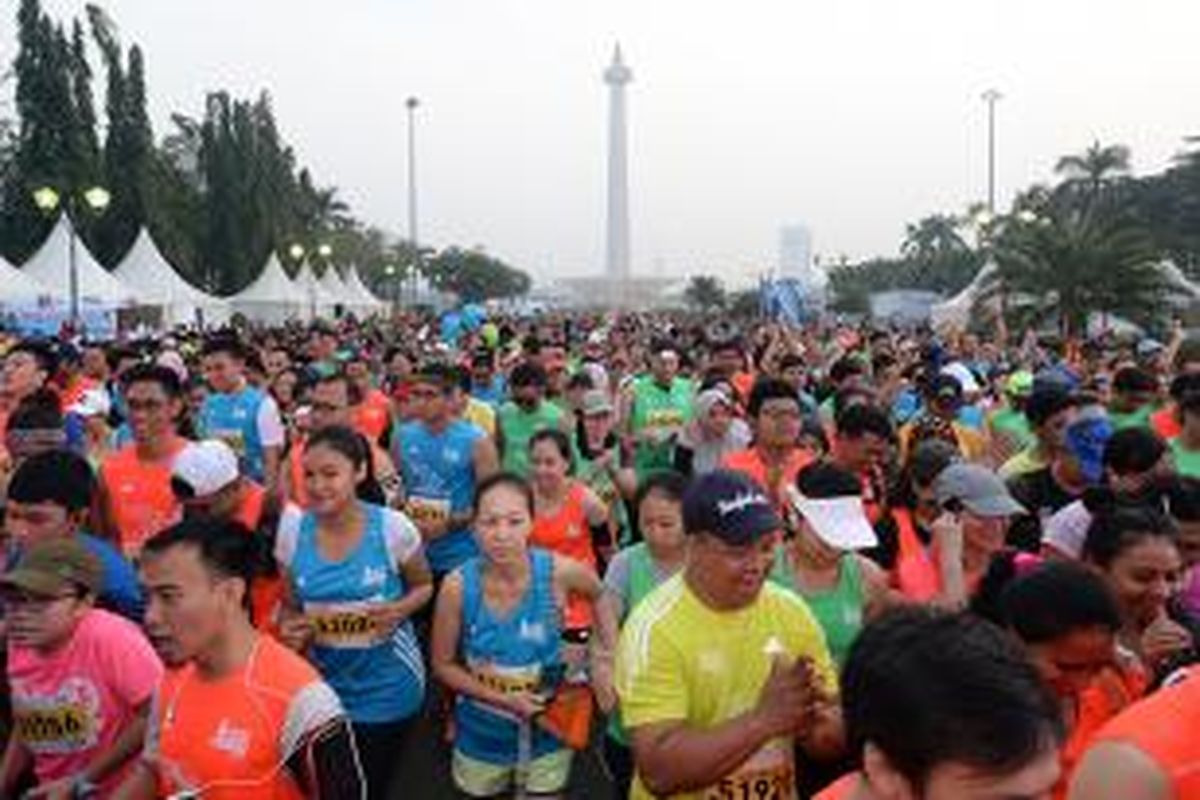 Para peserta Mandiri Jakarta Marathon 2015 memulai start di Silang Monas Barat Daya, Jakarta, Minggu (25/10/2015).