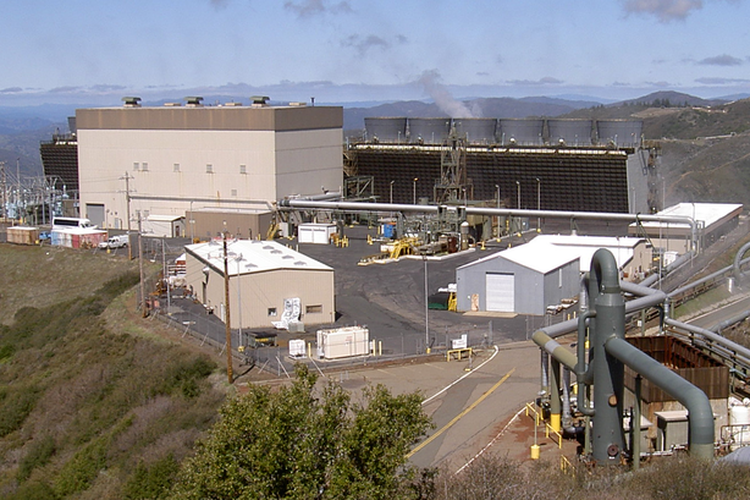 Salah satu pembangkit di kompleks pembangkit listrik tenaga panas bumi (PLTP) terbesar di dunia, Geyser Geothermal Complex, di Amerika Serikat (AS).
