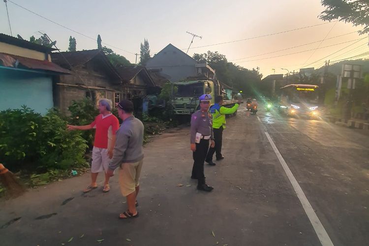 Kecelakaan beruntun kembali terjadi di Purworejo, Jawa Tengah. Kali ini truk tronton yang kehilangan kendali menabrak 3 rumah dan menewaskan seorang kakek berumur 60 tahun. 