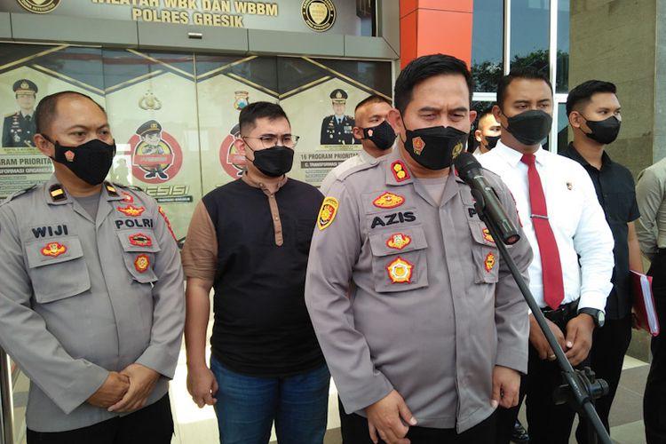 Kapolres Gresik AKBP Muhammad Nur Azis (depan), memberikan keterangan terkait penetapan tersangka kasus pria nikahi domba kepada awak media di halaman depan Mapolres Gresik, Jumat (1/7/2022). 