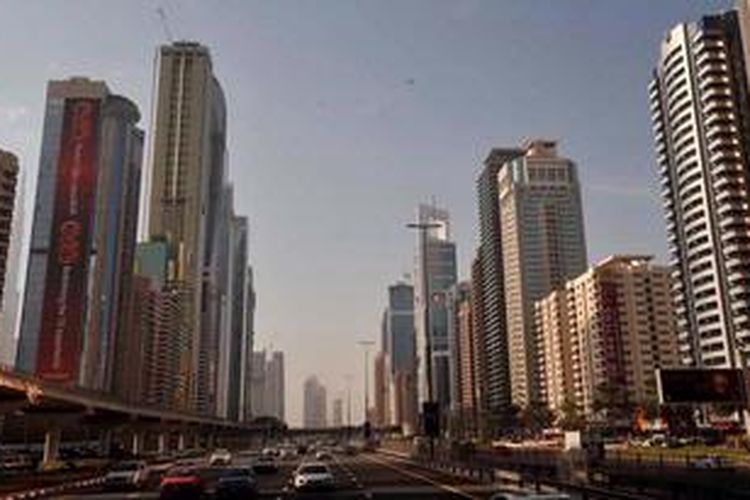 Gedung-gedung pencakar langit tumbuh di kawasan pusat bisnis utama di Jalan Sheikh Zayed, Kota Dubai, Uni Emirat Arab, Kamis (10/1/2013). Dubai yang di awal tahun 1990-an merupakan kota nelayan kecil kini menjelma menjadi pusat perekonomian dan pariwisata di kawasan Timur Tengah. Penduduk Dubai saat ini sekitar enam juta jiwa dan 80 persen merupakan ekspatriat yang bekerja di berbagai sektor bisnis.