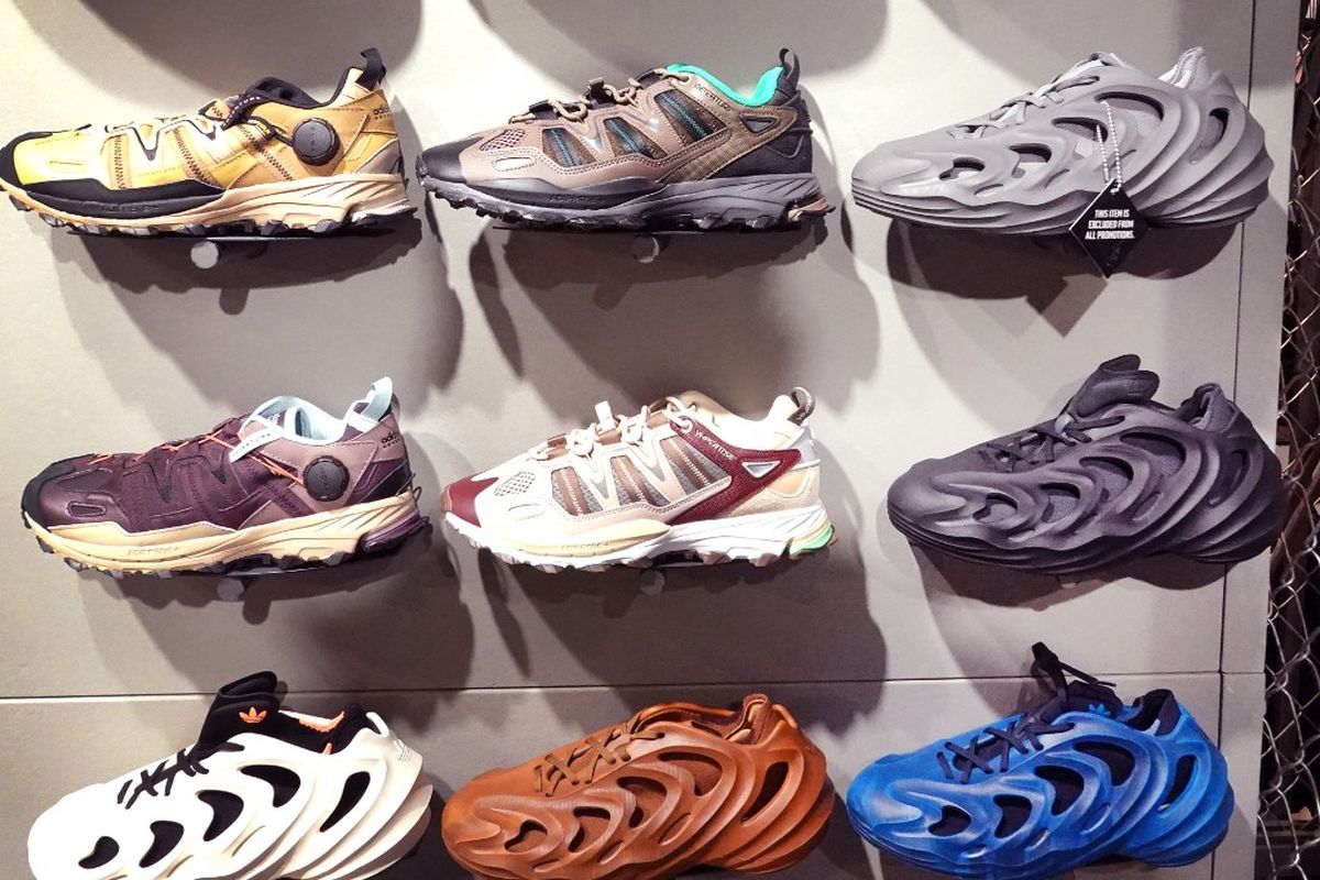 Deretan koleksi sepatu Yeezy di sebuah gerai Adidas di Chicago, Illinois, AS, pada Februari 2023.  
