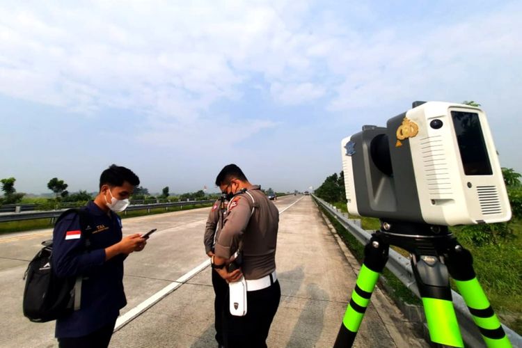 Petugas dari Korlantas Mabes Polri melakukan pemeriksaan di lokasi kecelakaan yang dialami Bus Ardiansyah, di jalan Tol Surabaya - Mojokerto, Selasa (17/5/2022). Kecelakaan Bus Ardiansyah, Senin (16/5/2022) pagi, menyebabkan 14 penumpang meninggal dunia dan 19 lainnya terluka.