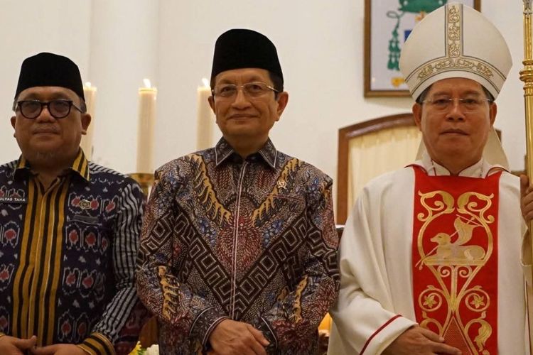 Menteri Agama (Menag) RI Nasaruddin Umar menghadiri Perayaan Natal di Gereja Katedral Hati Tersuci Maria, Manado, Rabu (24/12/2025). 