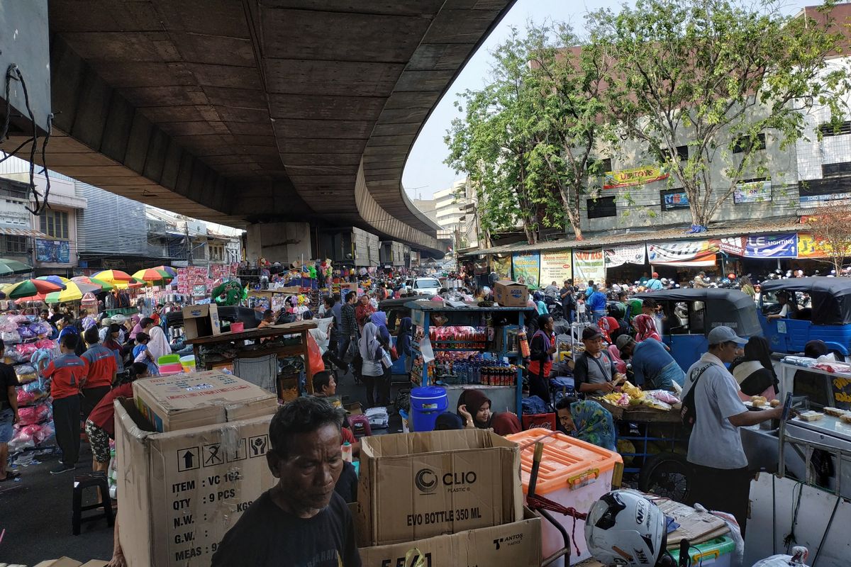 Putaran sekitar kawasan Pasar Asemka di bawah Flyover Pasar Pagi, Jakarta Barat.