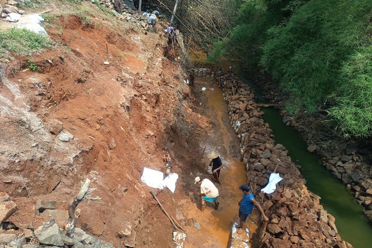 Viral Perbaikan Turap di Tangsel Disebut Tanpa Izin, Ini Penjelasan Pekerja di Lokasi