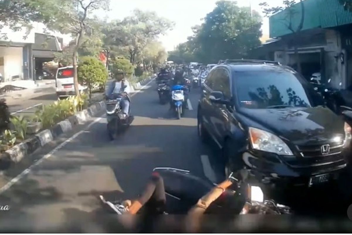 Pengendara motor jatuh saat ikuti ambulans