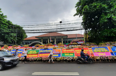 Jelang Vonis Hendra Kurniawan, PN Jakarta Selatan Dipenuhi Karangan Bunga hingga Tutup Akses Trotoar