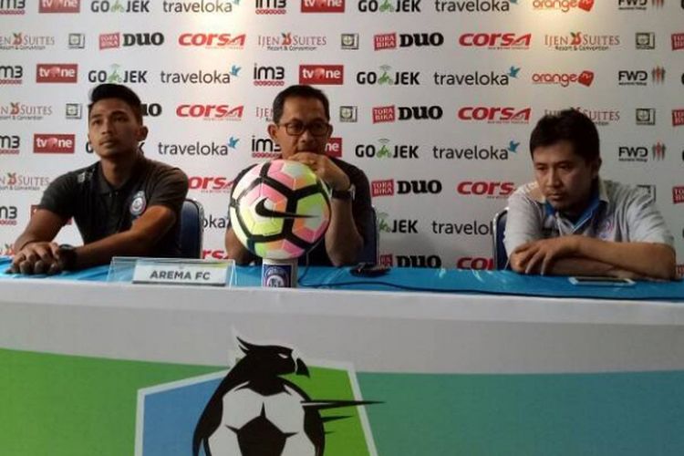 Pelatih Arema FC Aji Santoso saat konferensi pers di Kantor Arema FC, Kamis (4/5/2017)