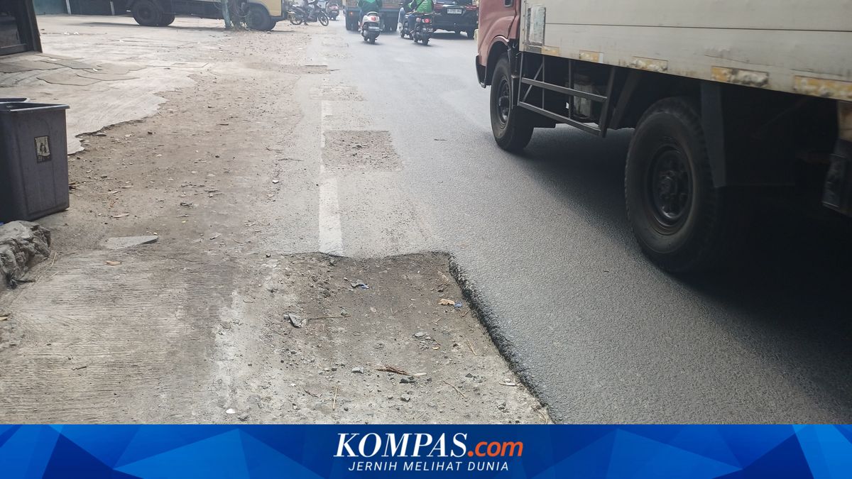 Pengendara Khawatir Lubang-lubang di Bandengan Jakut Rusak Motor hingga Picu Kecelakaan