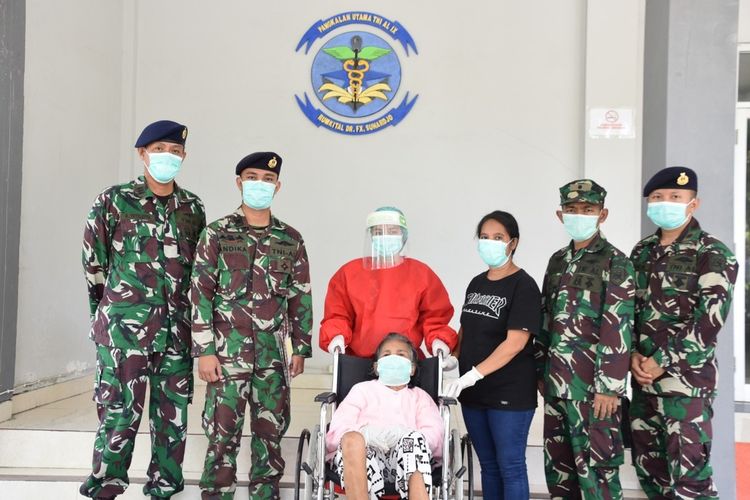 Direktur Rumah Sakit dr F.X Suhardjo Lantamal Ambon, Mayor Laut Satrio Sugiharto bersama bebrapa dokter lainnya berfoto bersama seorang pasien corona yang sembuh dari rumah sakit tersebut beberapa waktu lalu