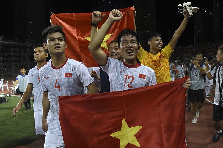Para pemain Timnas Vietnam merayakan kemenangan atas Indonesia usai laga final sepak bola SEA Games 2019 yang digelar di Stadion Rizal Memorial, Filipina, Selasa (10/12/2019) malam. Vietnam berhasil meraih medali emas sepak bola SEA Games setelah menundukkan Indonesia dengan skor 3-0.